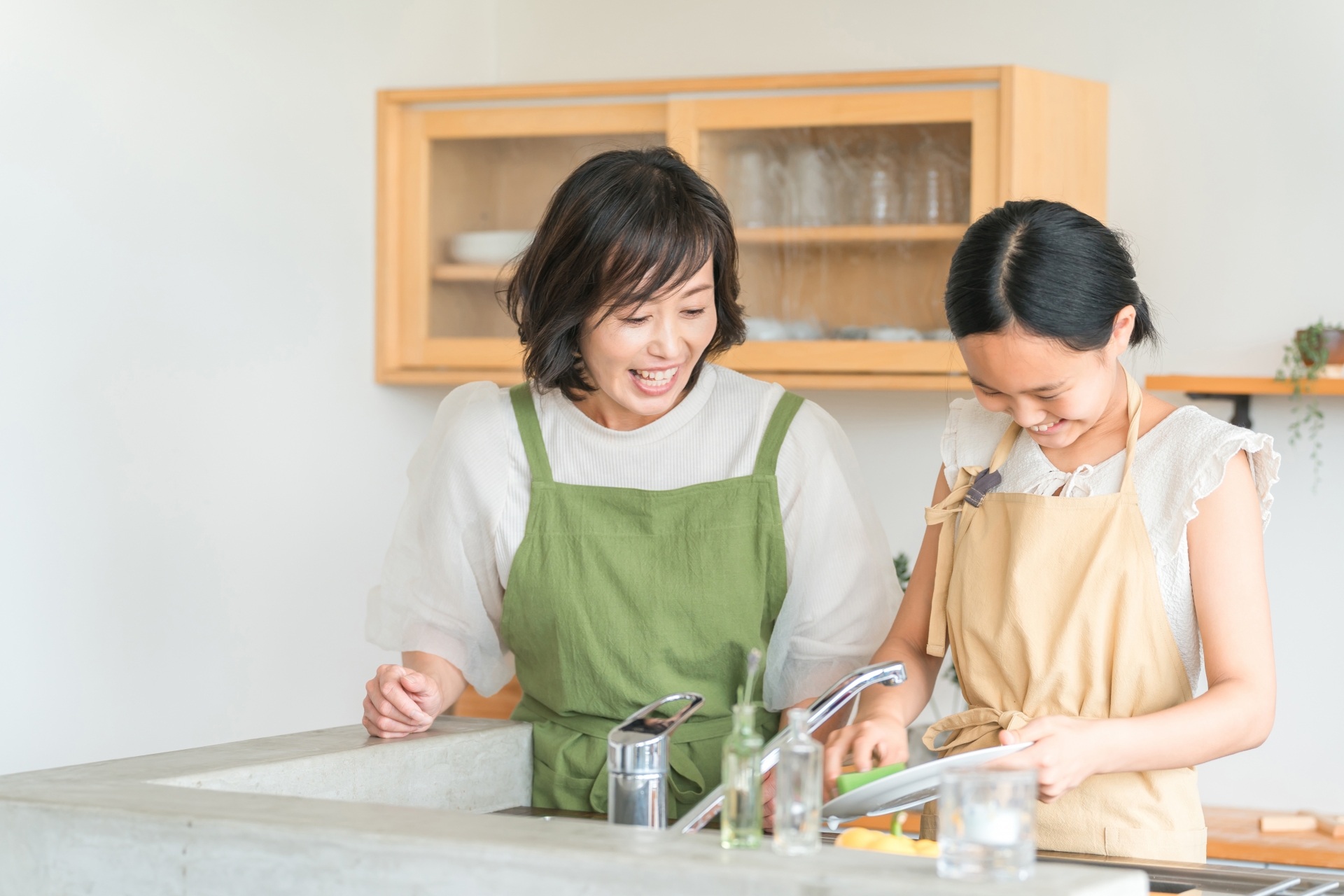 キッチンで楽しく会話する親子