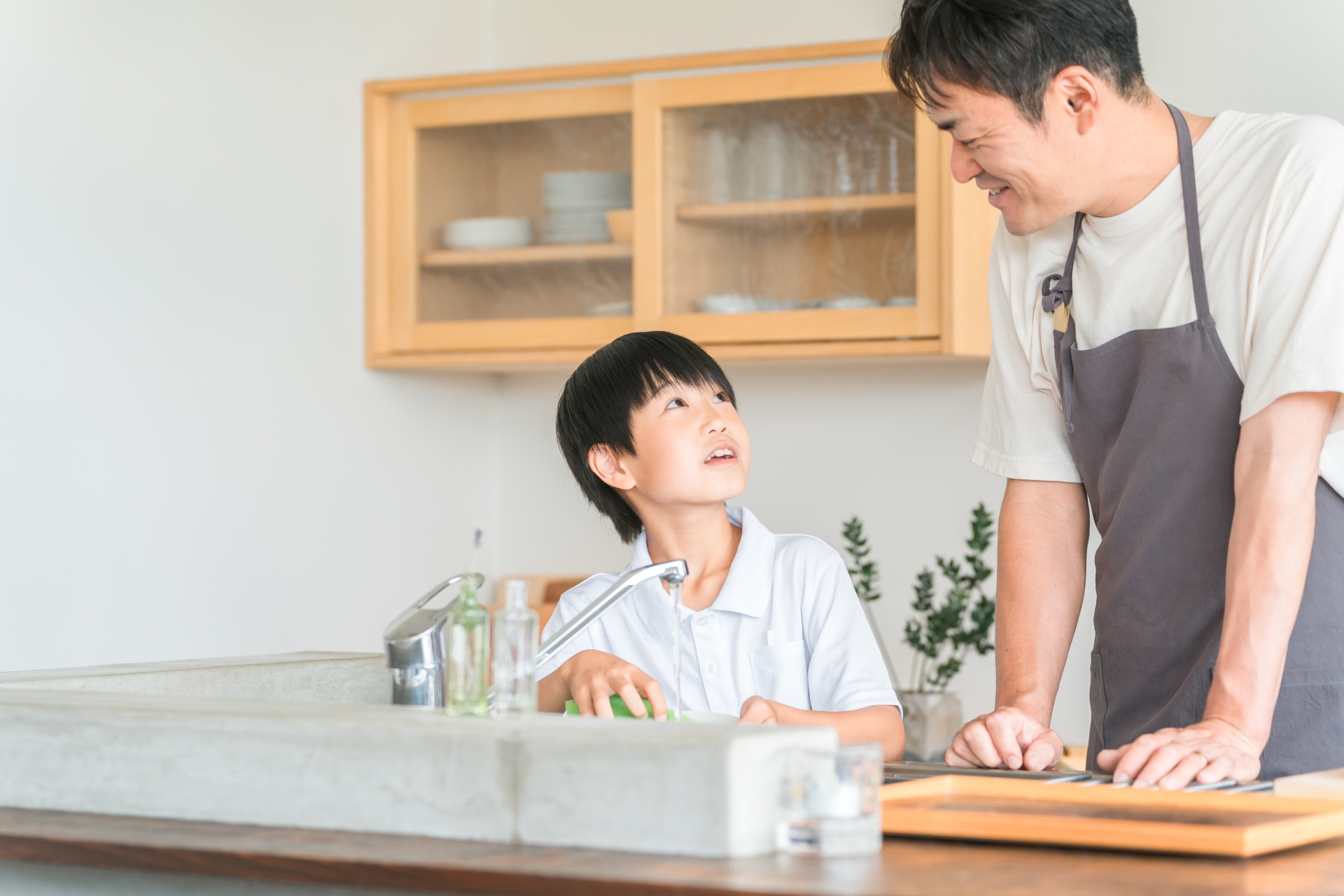キッチンで楽しく会話する親子